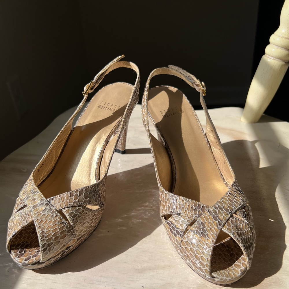 Size 8 Stuart Weitzman snakeskin heels - Picture 2 of 7